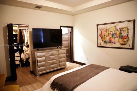 Townhouse in Miami Lakes, Florida 4 bedrooms, 177.26 sq.m. № 2188762 - photo 8