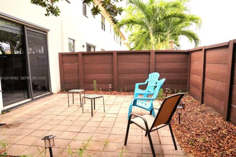 Townhouse in Miami Lakes, Florida 4 bedrooms, 177.26 sq.m. № 2188762 - photo 14