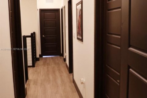 Townhouse in Miami Lakes, Florida 4 bedrooms, 177.26 sq.m. № 2188762 - photo 11