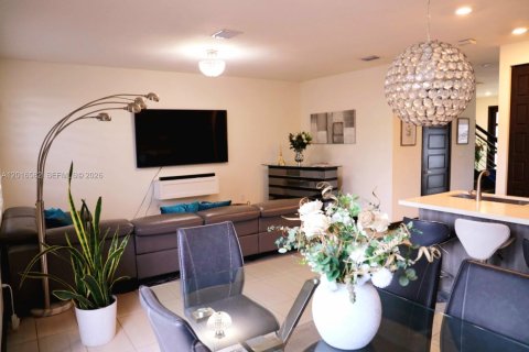 Townhouse in Miami Lakes, Florida 4 bedrooms, 177.26 sq.m. № 2188762 - photo 5