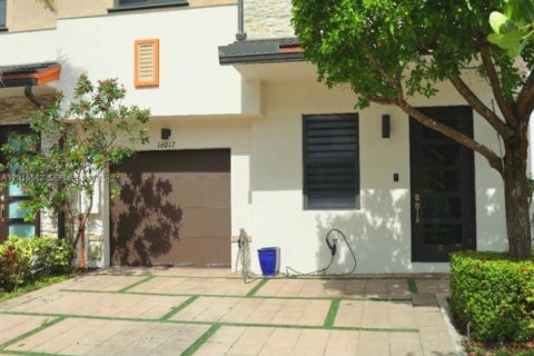 Townhouse in Miami Lakes, Florida 4 bedrooms, 177.26 sq.m. № 2188762 - photo 13