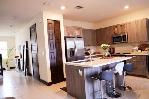 Townhouse in Miami Lakes, Florida 4 bedrooms, 177.26 sq.m. № 2188762 - photo 4