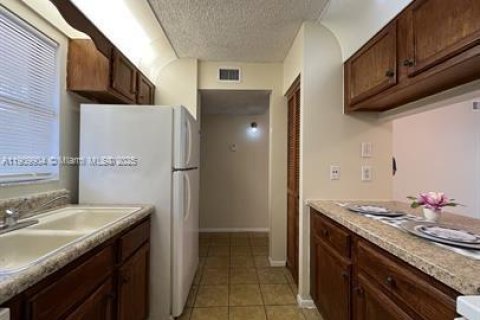 Copropriété à louer à Coral Springs, Floride: 2 chambres, 78.04 m2 № 1965235 - photo 1