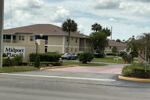 Condo in Port St. Lucie, Florida, 2 bedrooms  № 2245095 - photo 3