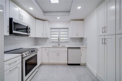 Casa en venta en Coral Gables, Florida, 4 dormitorios, 128.76 m2 № 1941234 - foto 7