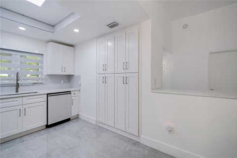 Casa en venta en Coral Gables, Florida, 4 dormitorios, 128.76 m2 № 1941234 - foto 8