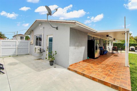House in Hialeah, Florida 4 bedrooms, 121.42 sq.m. № 2062592 - photo 19