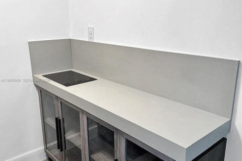 House in Hialeah, Florida 4 bedrooms, 121.42 sq.m. № 2062592 - photo 26