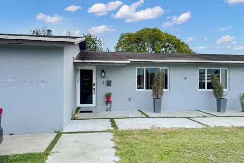 House in Hialeah, Florida 4 bedrooms, 121.42 sq.m. № 2062592 - photo 1