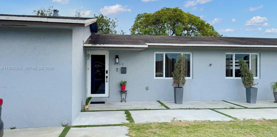House in Hialeah, Florida 4 bedrooms, 121.42 sq.m. № 2062592