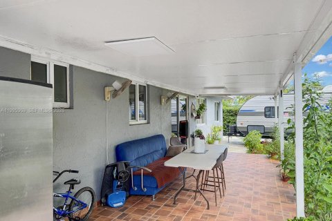 House in Hialeah, Florida 4 bedrooms, 121.42 sq.m. № 2062592 - photo 30