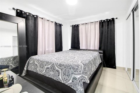 House in Hialeah, Florida 4 bedrooms, 121.42 sq.m. № 2062592 - photo 13