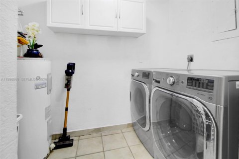 House in Hialeah, Florida 4 bedrooms, 121.42 sq.m. № 2062592 - photo 11