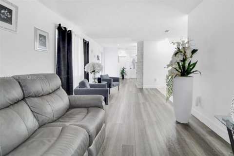 House in Hialeah, Florida 4 bedrooms, 121.42 sq.m. № 2062592 - photo 4