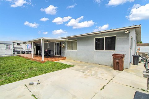 House in Hialeah, Florida 4 bedrooms, 121.42 sq.m. № 2062592 - photo 18