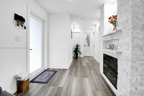 House in Hialeah, Florida 4 bedrooms, 121.42 sq.m. № 2062592 - photo 10