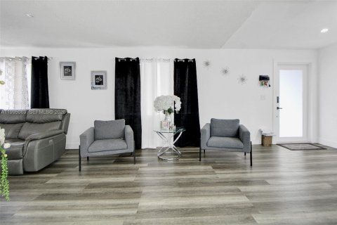 House in Hialeah, Florida 4 bedrooms, 121.42 sq.m. № 2062592 - photo 5