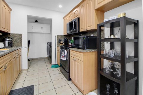 House in Hialeah, Florida 4 bedrooms, 121.42 sq.m. № 2062592 - photo 7