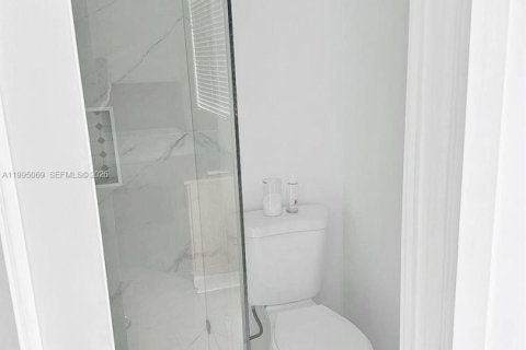 House in Hialeah, Florida 4 bedrooms, 121.42 sq.m. № 2062592 - photo 28