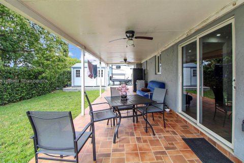 House in Hialeah, Florida 4 bedrooms, 121.42 sq.m. № 2062592 - photo 15