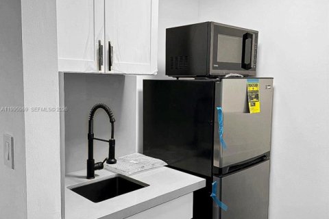 House in Hialeah, Florida 4 bedrooms, 121.42 sq.m. № 2062592 - photo 25