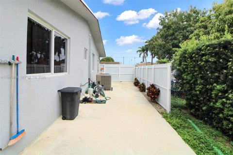 House in Hialeah, Florida 4 bedrooms, 121.42 sq.m. № 2062592 - photo 16