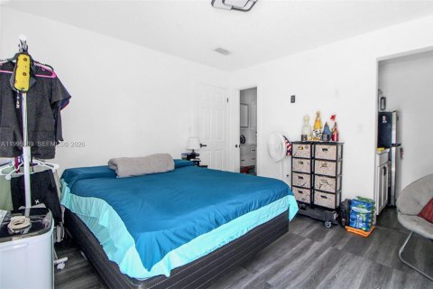 House in Hialeah, Florida 4 bedrooms, 121.42 sq.m. № 2062592 - photo 20