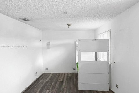 House in Hialeah, Florida 4 bedrooms, 121.42 sq.m. № 2062592 - photo 29