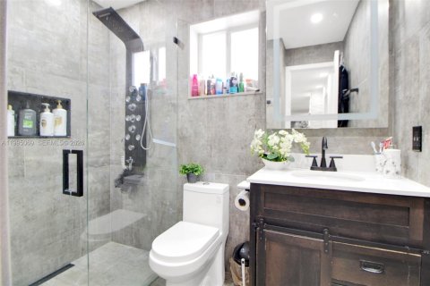 House in Hialeah, Florida 4 bedrooms, 121.42 sq.m. № 2062592 - photo 14