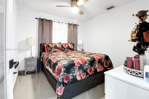 House in Hialeah, Florida 4 bedrooms, 121.42 sq.m. № 2062592 - photo 12