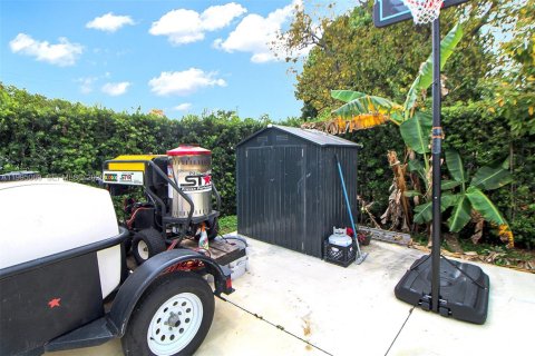 House in Hialeah, Florida 4 bedrooms, 121.42 sq.m. № 2062592 - photo 17