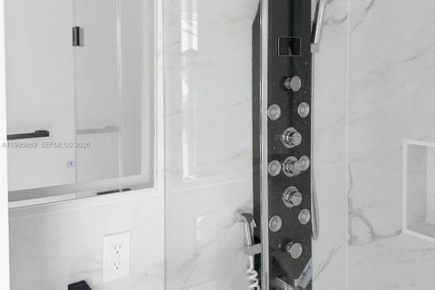 House in Hialeah, Florida 4 bedrooms, 121.42 sq.m. № 2062592 - photo 24