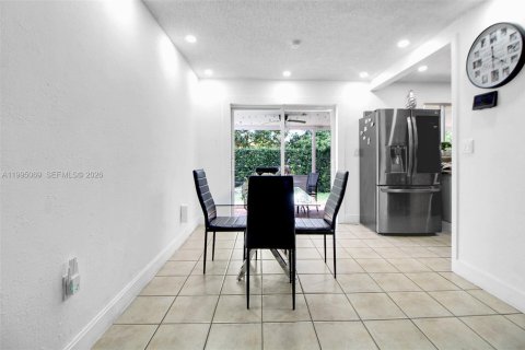 House in Hialeah, Florida 4 bedrooms, 121.42 sq.m. № 2062592 - photo 9
