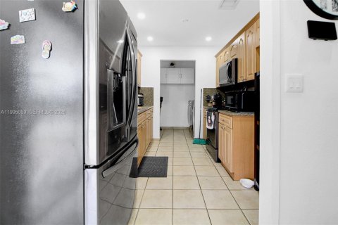 House in Hialeah, Florida 4 bedrooms, 121.42 sq.m. № 2062592 - photo 6