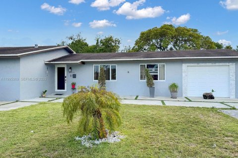 House in Hialeah, Florida 4 bedrooms, 121.42 sq.m. № 2062592 - photo 2