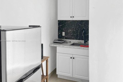 House in Hialeah, Florida 4 bedrooms, 121.42 sq.m. № 2062592 - photo 27