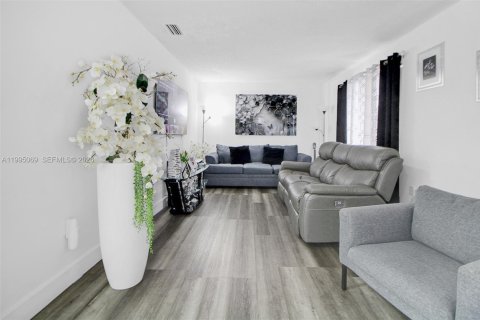 House in Hialeah, Florida 4 bedrooms, 121.42 sq.m. № 2062592 - photo 8