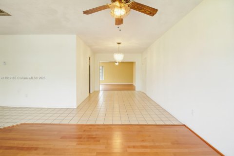 Casa en venta en Miami, Florida, 3 dormitorios, 159.42 m2 № 1929413 - foto 2