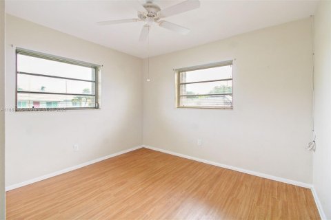 Casa en venta en Miami, Florida, 3 dormitorios, 159.42 m2 № 1929413 - foto 12
