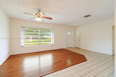 Casa en venta en Miami, Florida, 3 dormitorios, 159.42 m2 № 1929413 - foto 4