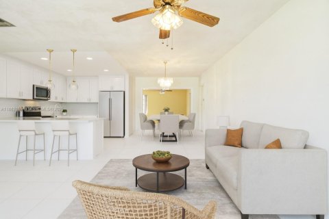 Casa en venta en Miami, Florida, 3 dormitorios, 159.42 m2 № 1929413 - foto 1