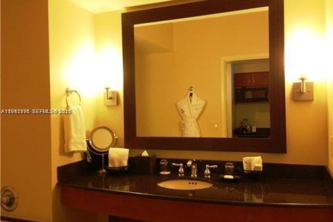 Condo in Sunny Isles Beach, Florida  № 1999379 - photo 8