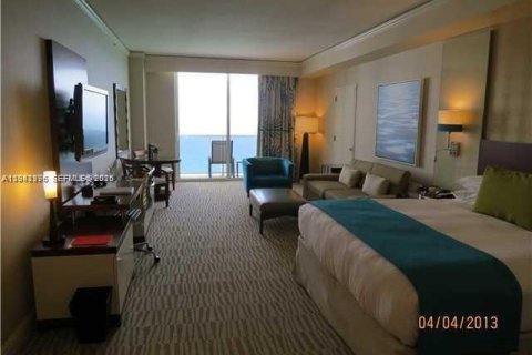 Condo in Sunny Isles Beach, Florida  № 1999379 - photo 2