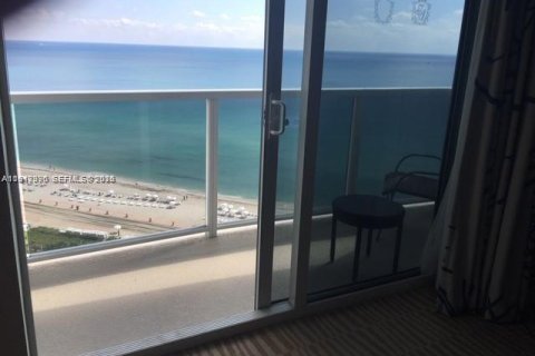 Condo in Sunny Isles Beach, Florida  № 1999379 - photo 5