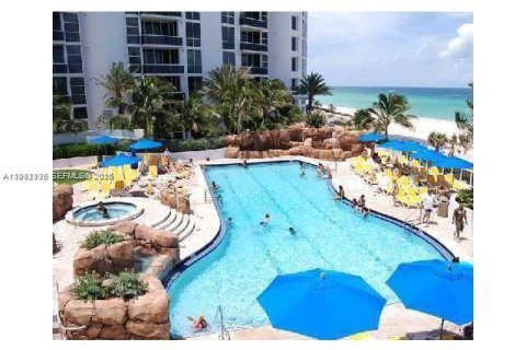 Condo in Sunny Isles Beach, Florida  № 1999379 - photo 13