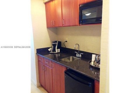 Condo in Sunny Isles Beach, Florida  № 1999379 - photo 9