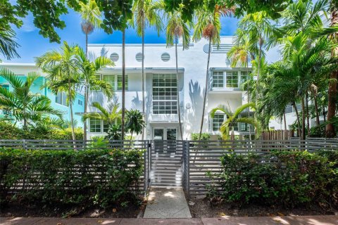 Commercial property in Miami Beach, Florida № 1788839 - photo 1