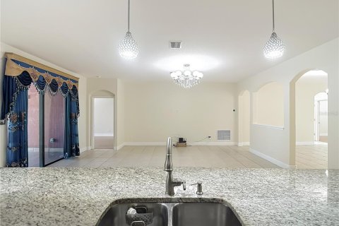 House in Spring Hill, Florida 5 bedrooms, 240.06 sq.m. № 2222678 - photo 19
