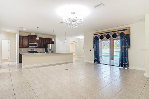 House in Spring Hill, Florida 5 bedrooms, 240.06 sq.m. № 2222678 - photo 12
