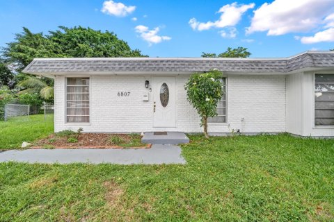 House in Tamarac, Florida 3 bedrooms, 119.94 sq.m. № 2356990
